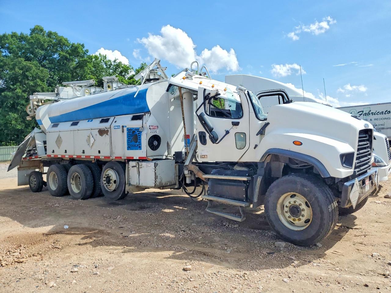 Salvage Freightliner 114sd Image