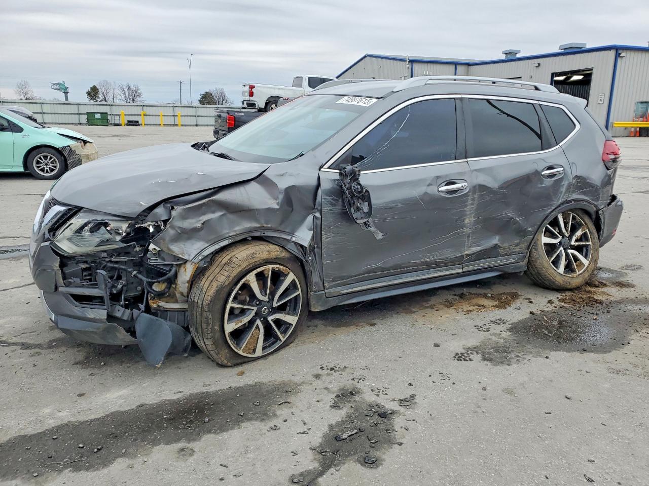 Salvage Nissan Rogue Image