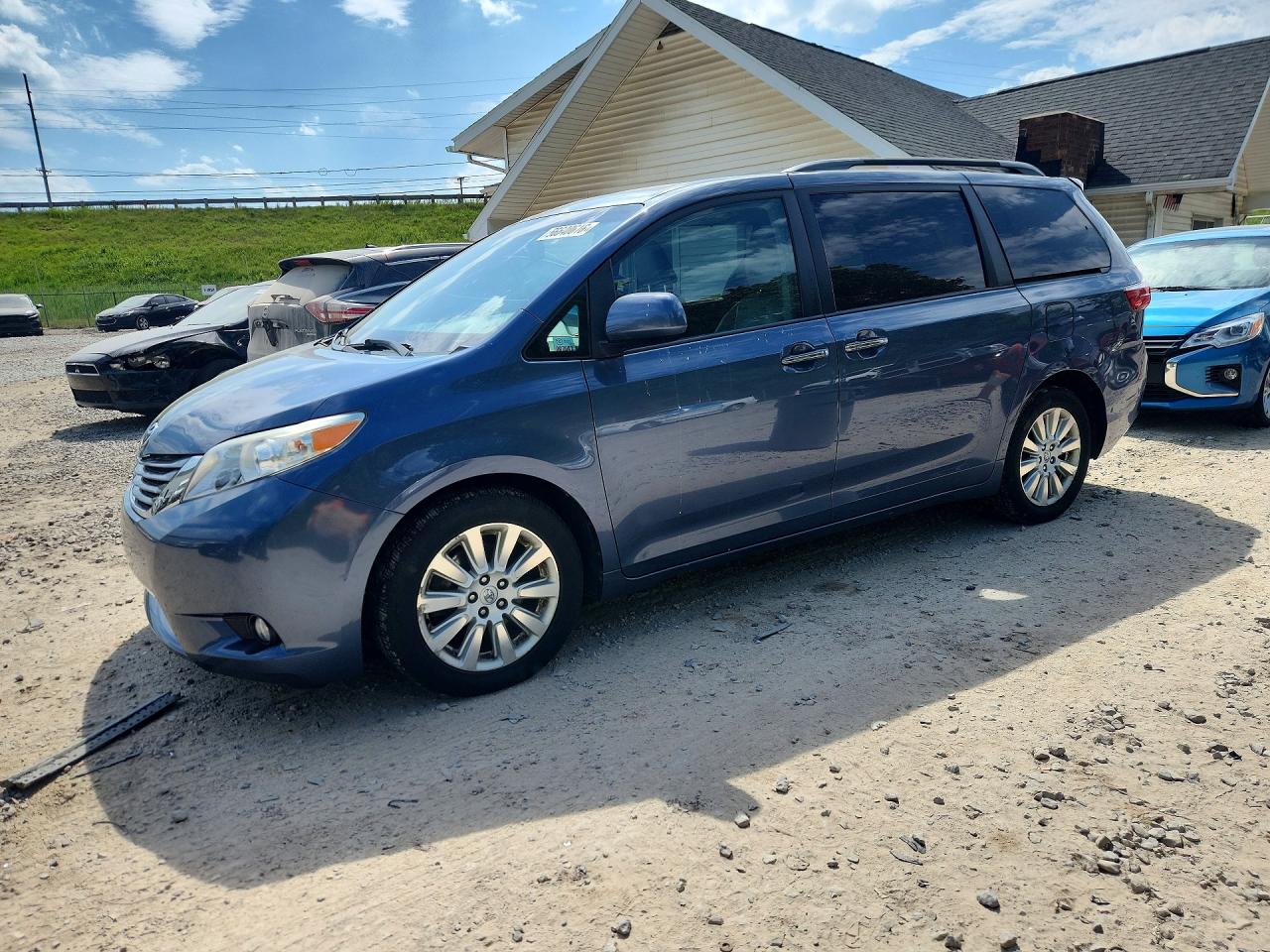 Salvage Toyota Sienna Image
