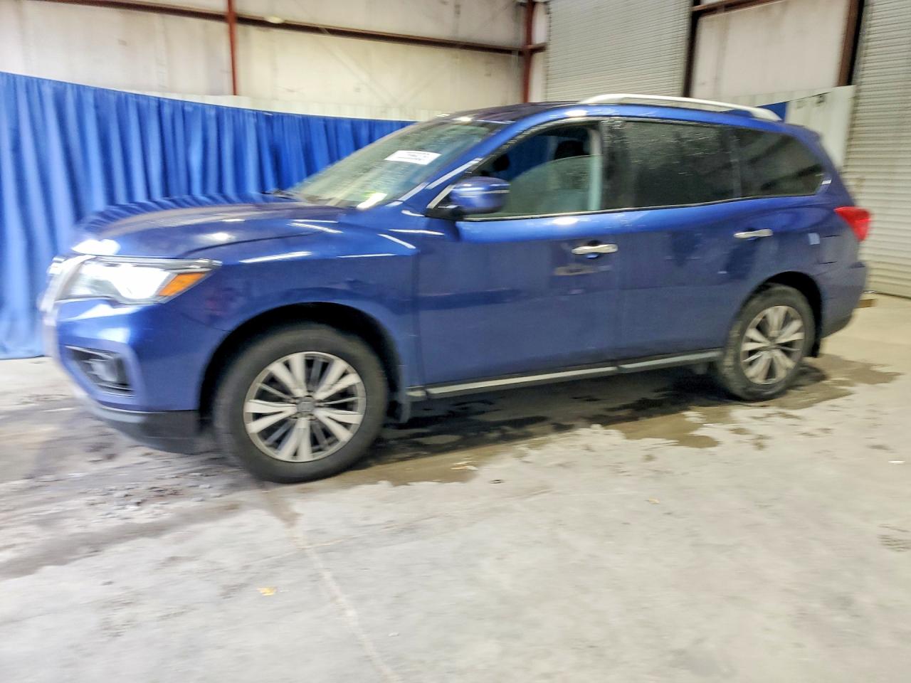 Salvage Nissan Pathfinder Image