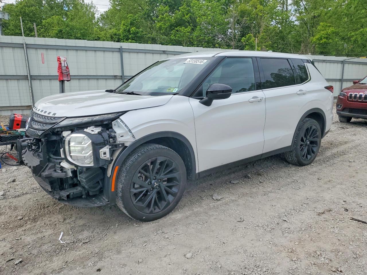 Salvage Mitsubishi Outlander Image