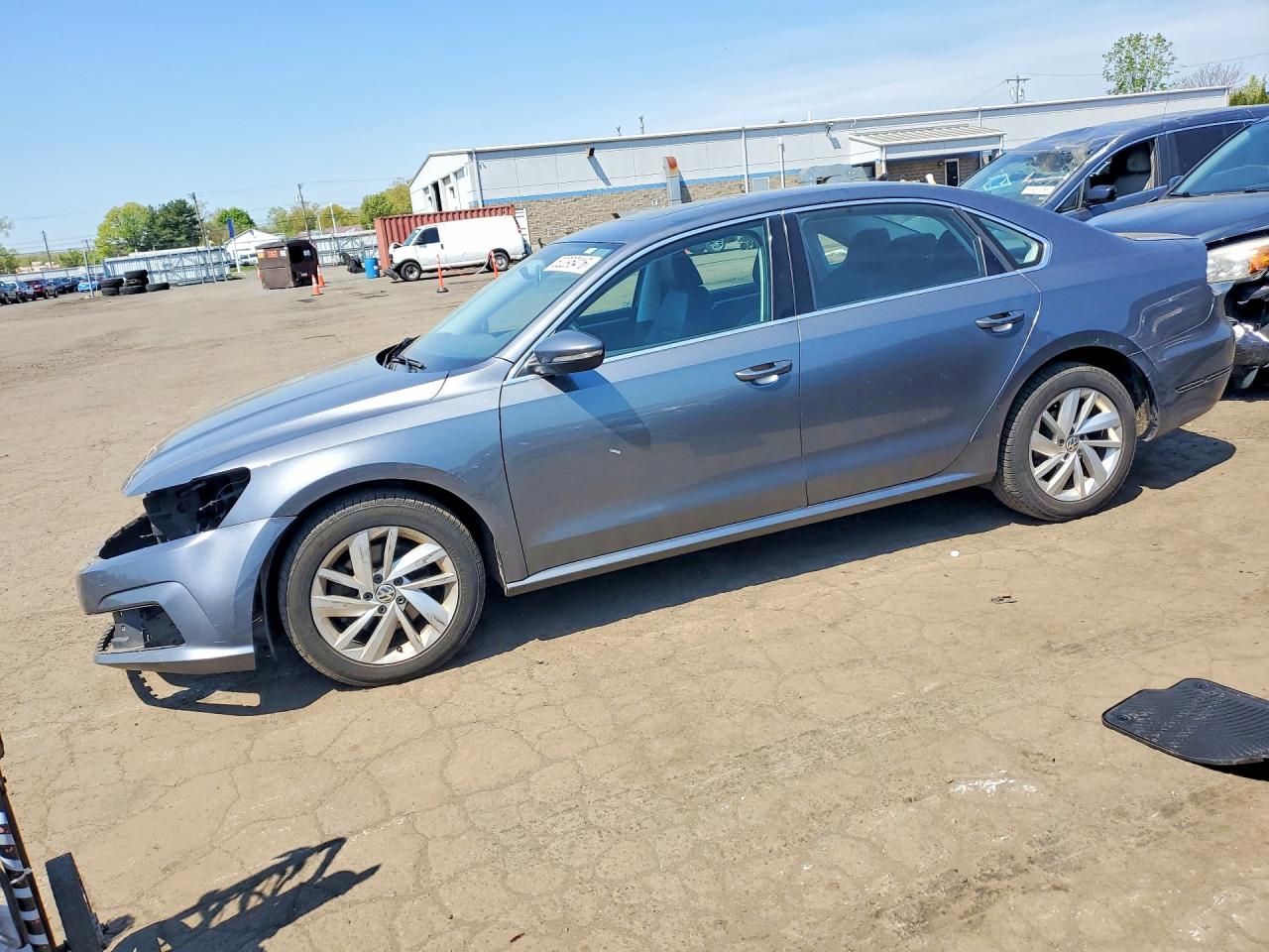 Salvage Volkswagen Passat Image