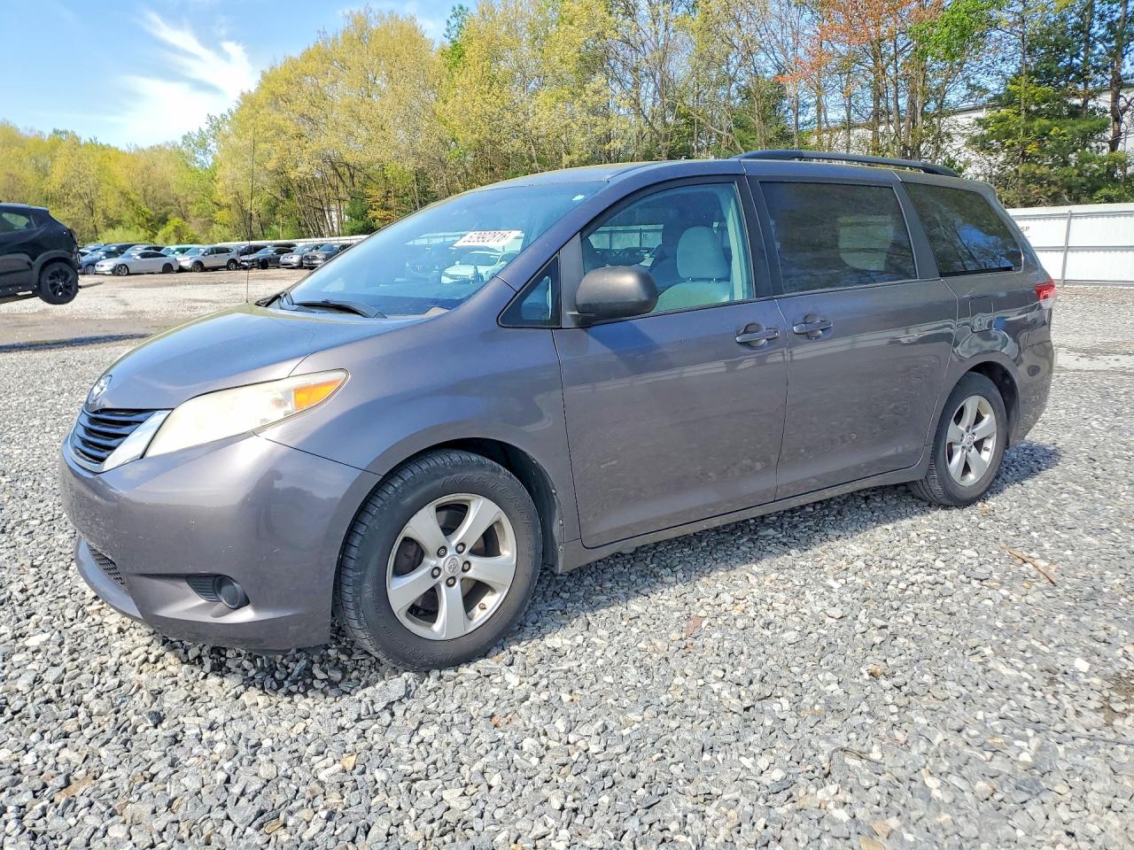 Salvage Toyota Sienna Image