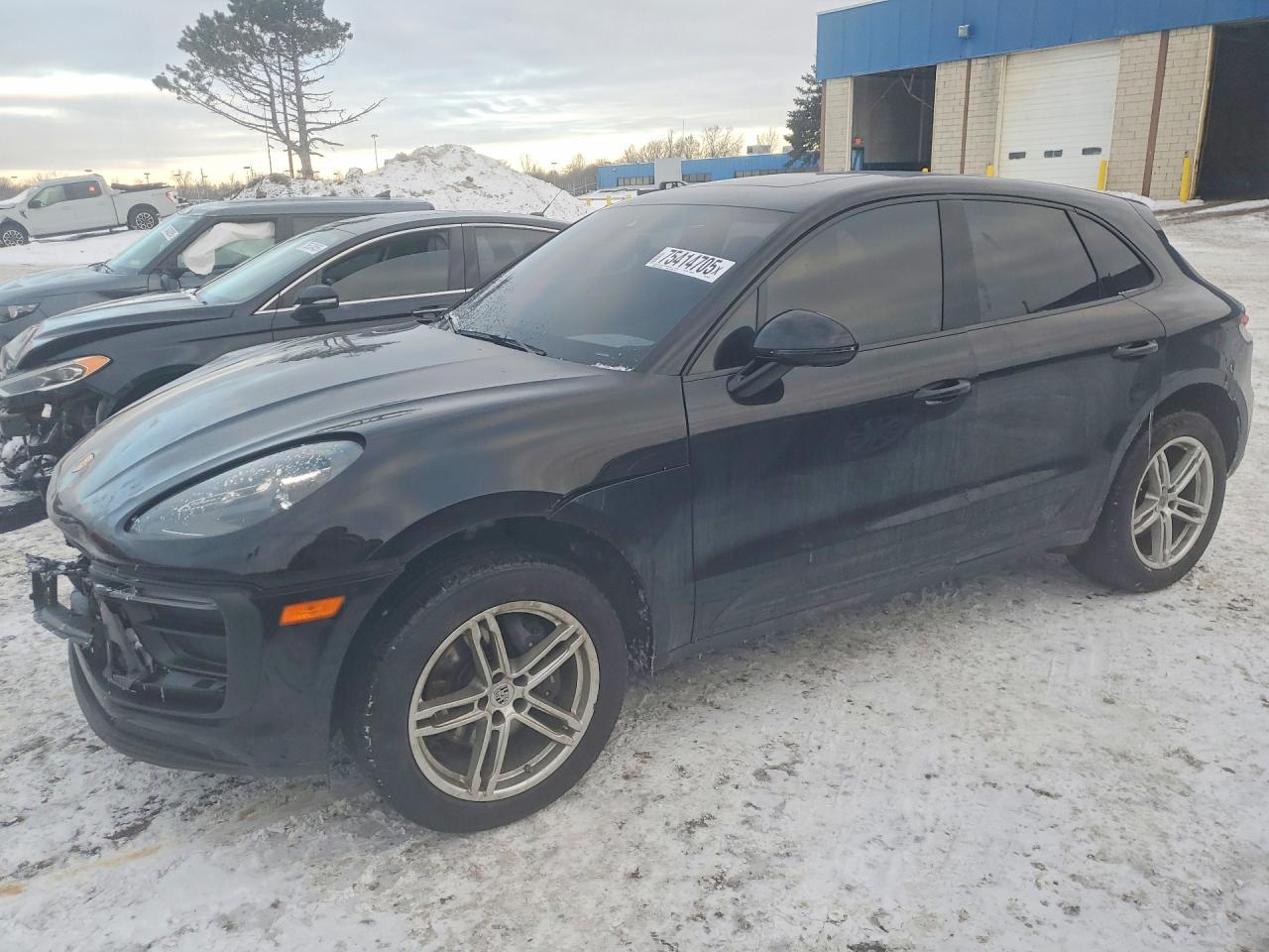 Salvage Porsche Macan Base Image