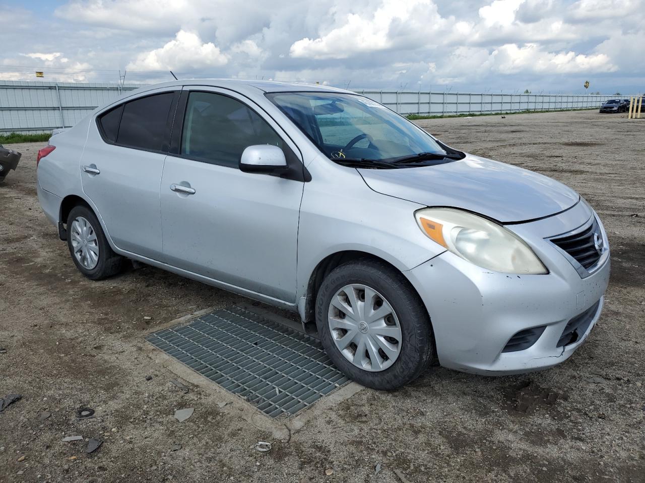 Nissan Versa S