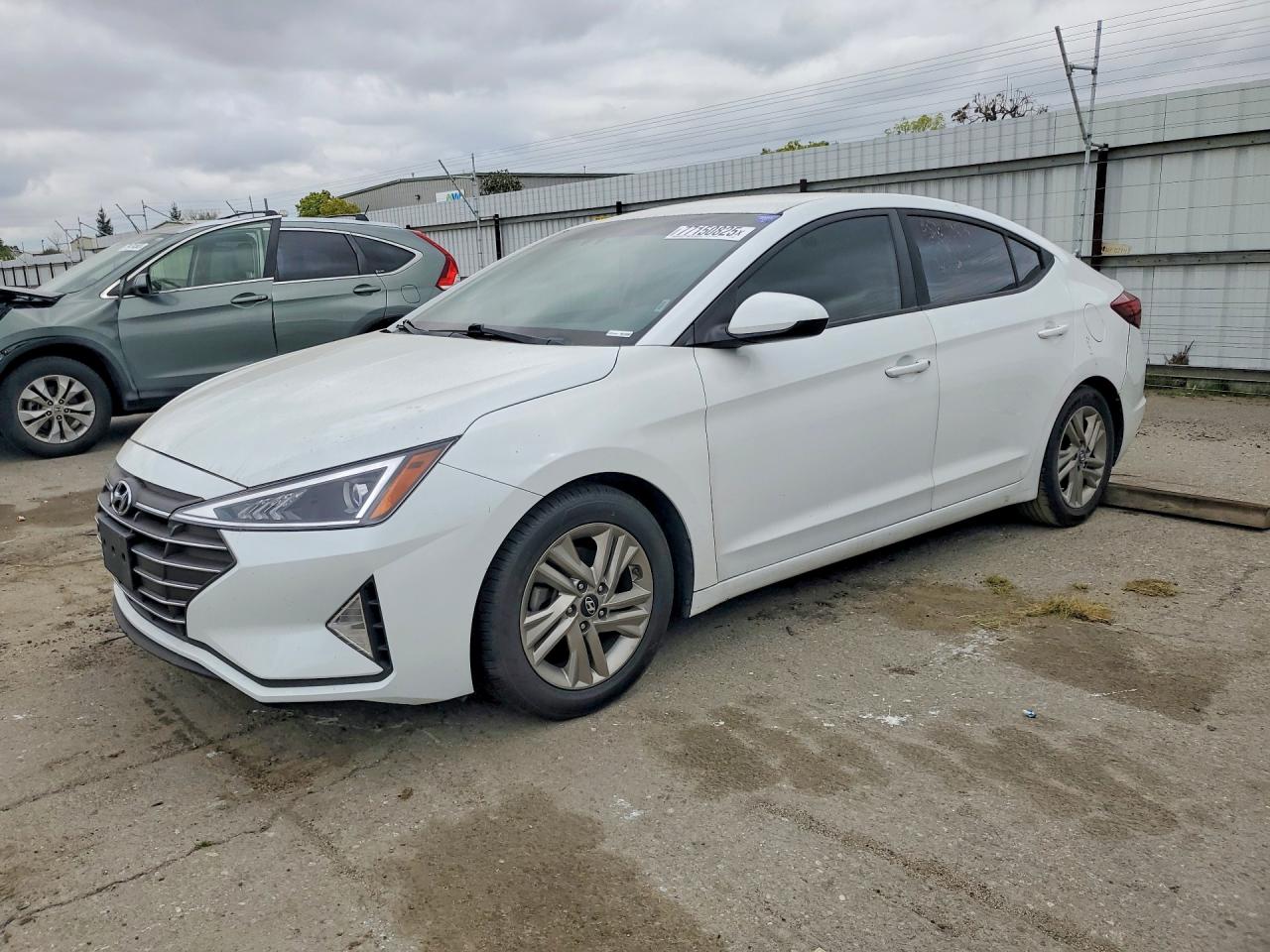 Salvage Hyundai ELANTRA Image