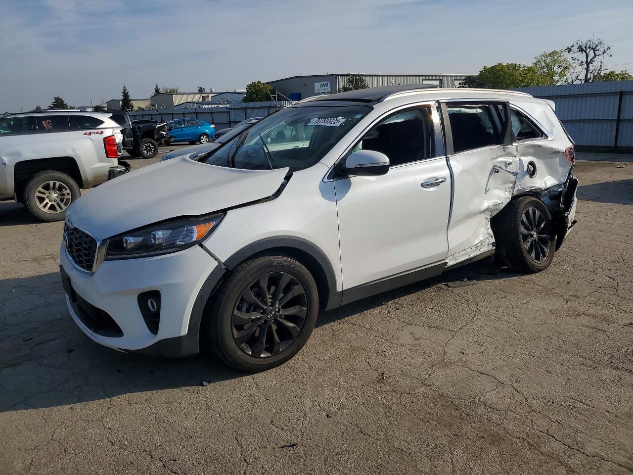 Salvage Kia Sorento Image