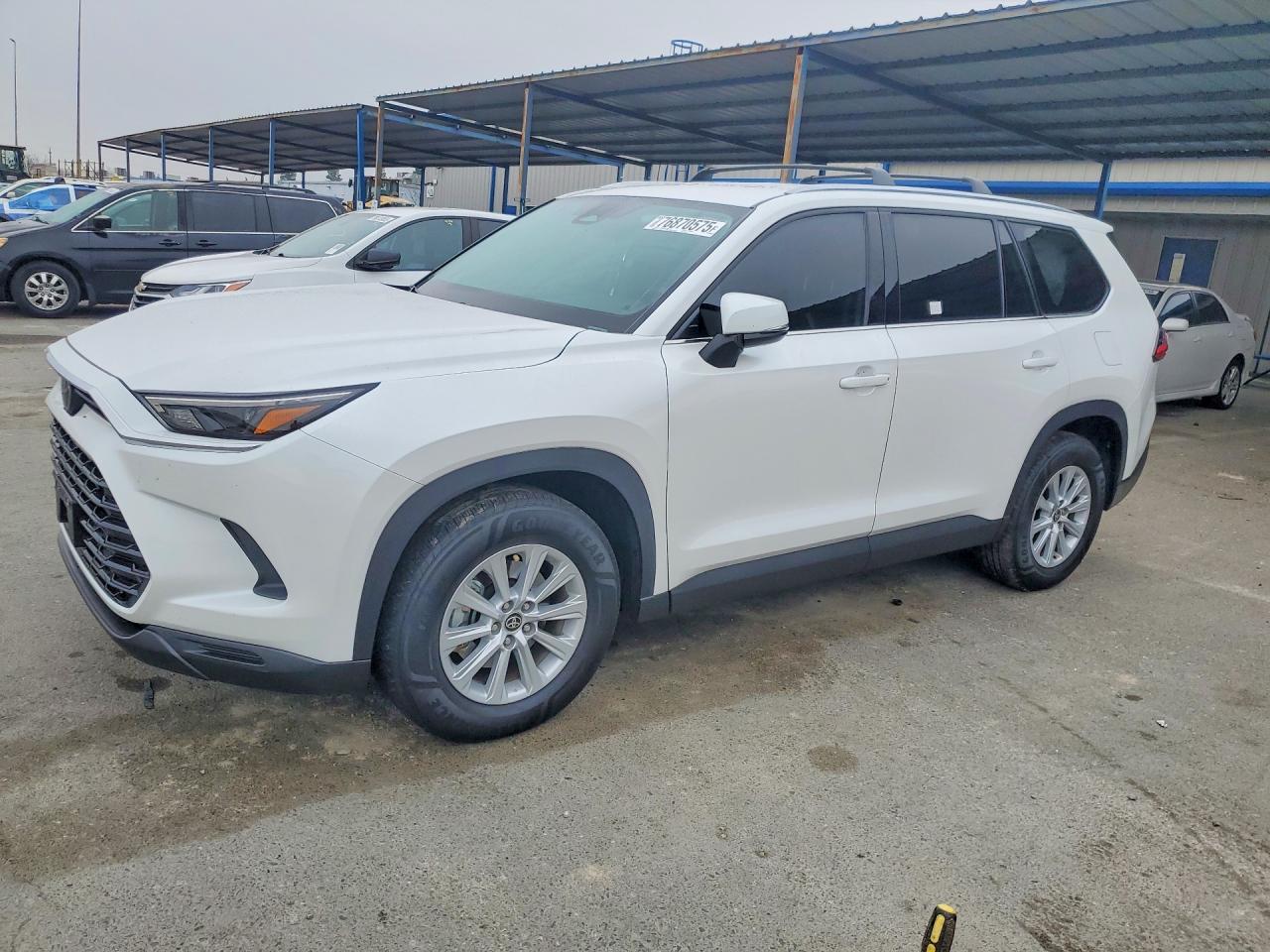 Salvage Toyota Grand High Image