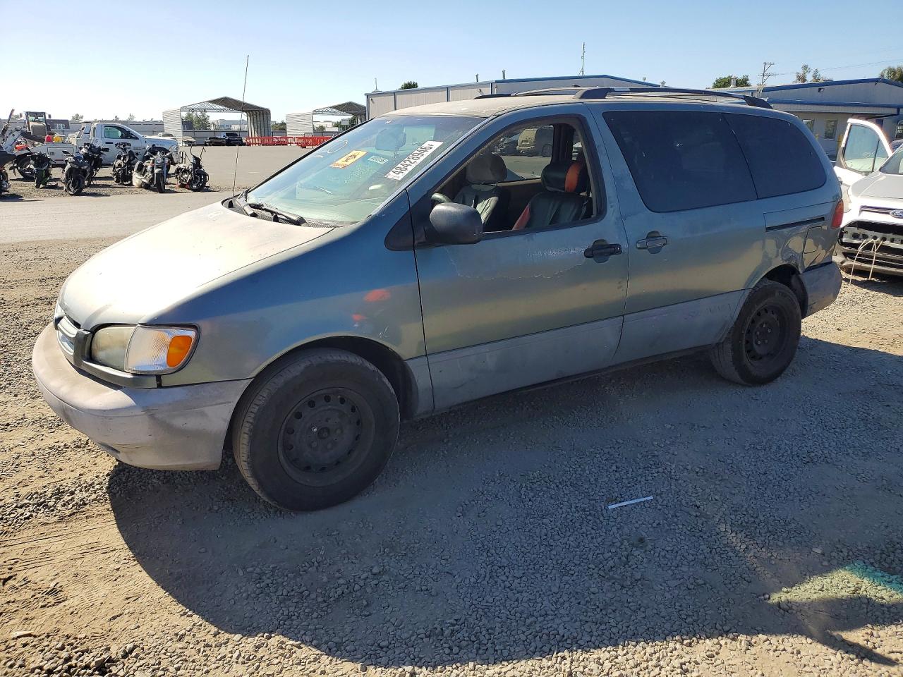 Salvage Toyota Sienna Image