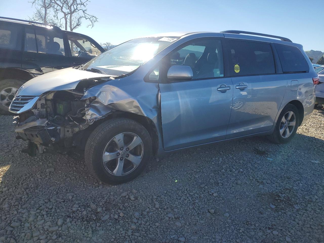 Salvage Toyota Sienna Image