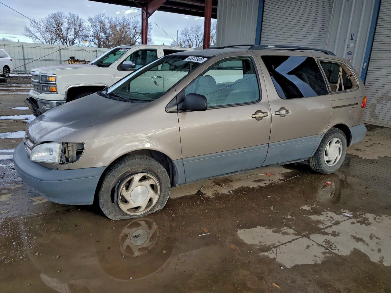 Salvage Toyota Sienna Image