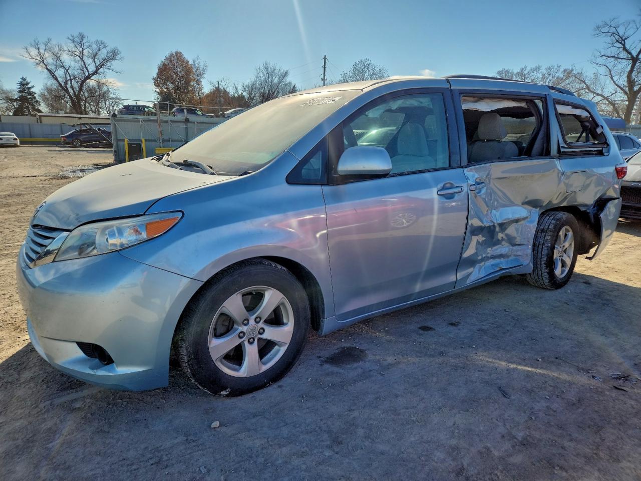 Salvage Toyota Sienna Image