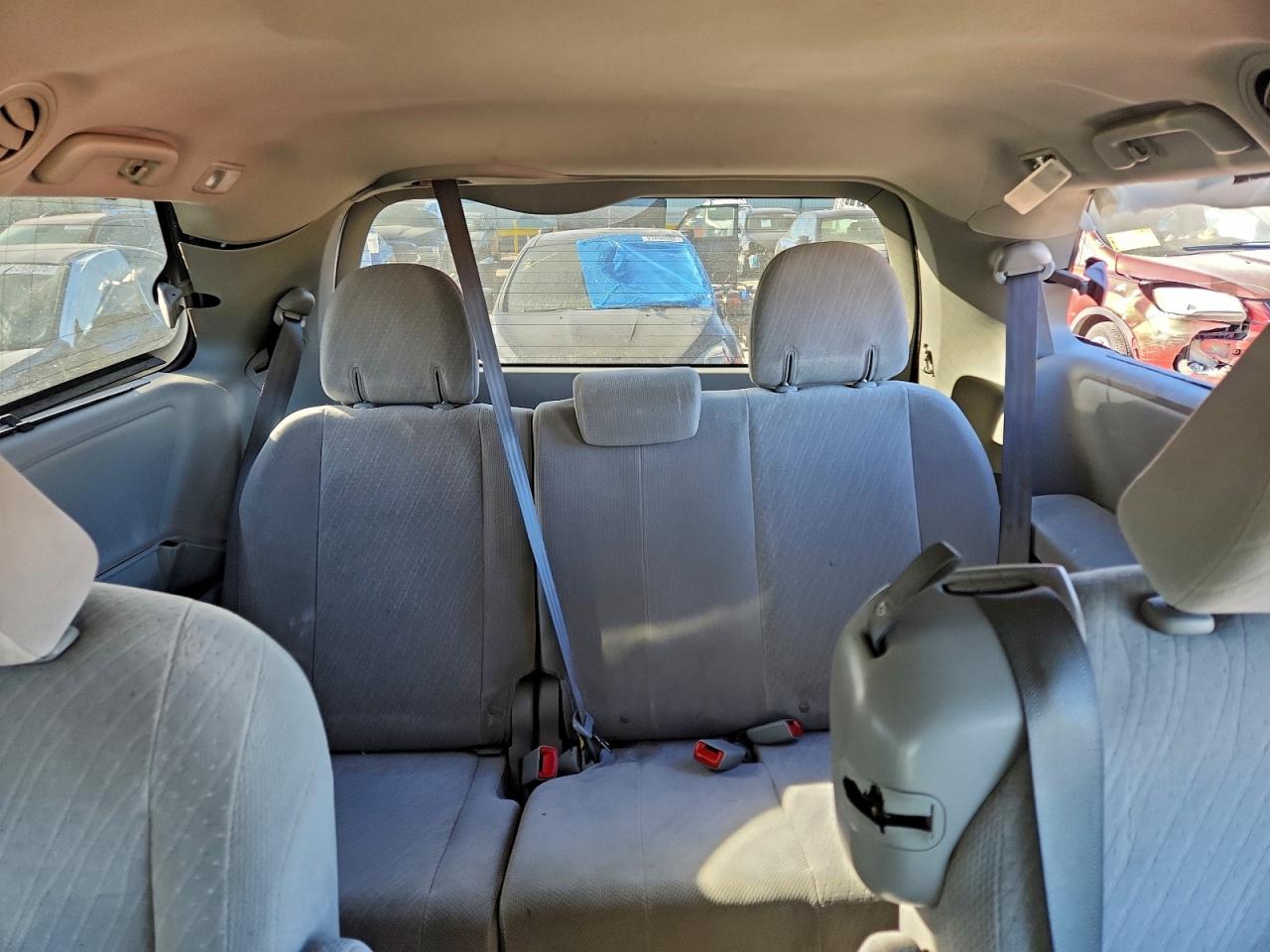 Toyota Sienna Le 8-passenger