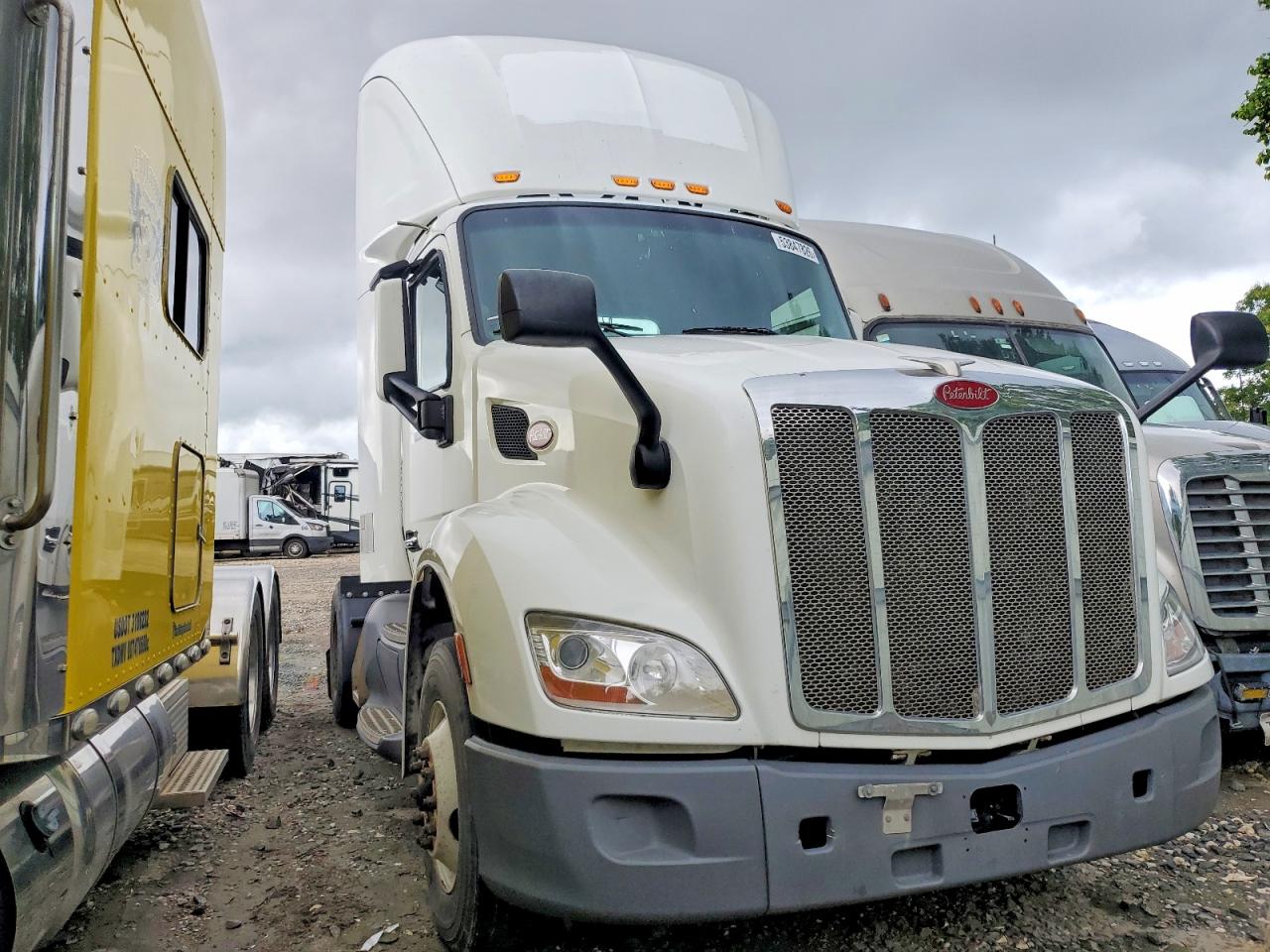Salvage Peterbilt 579 Image