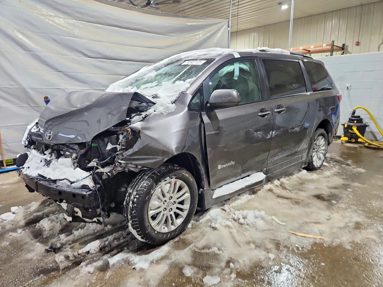 Salvage Toyota Sienna Image