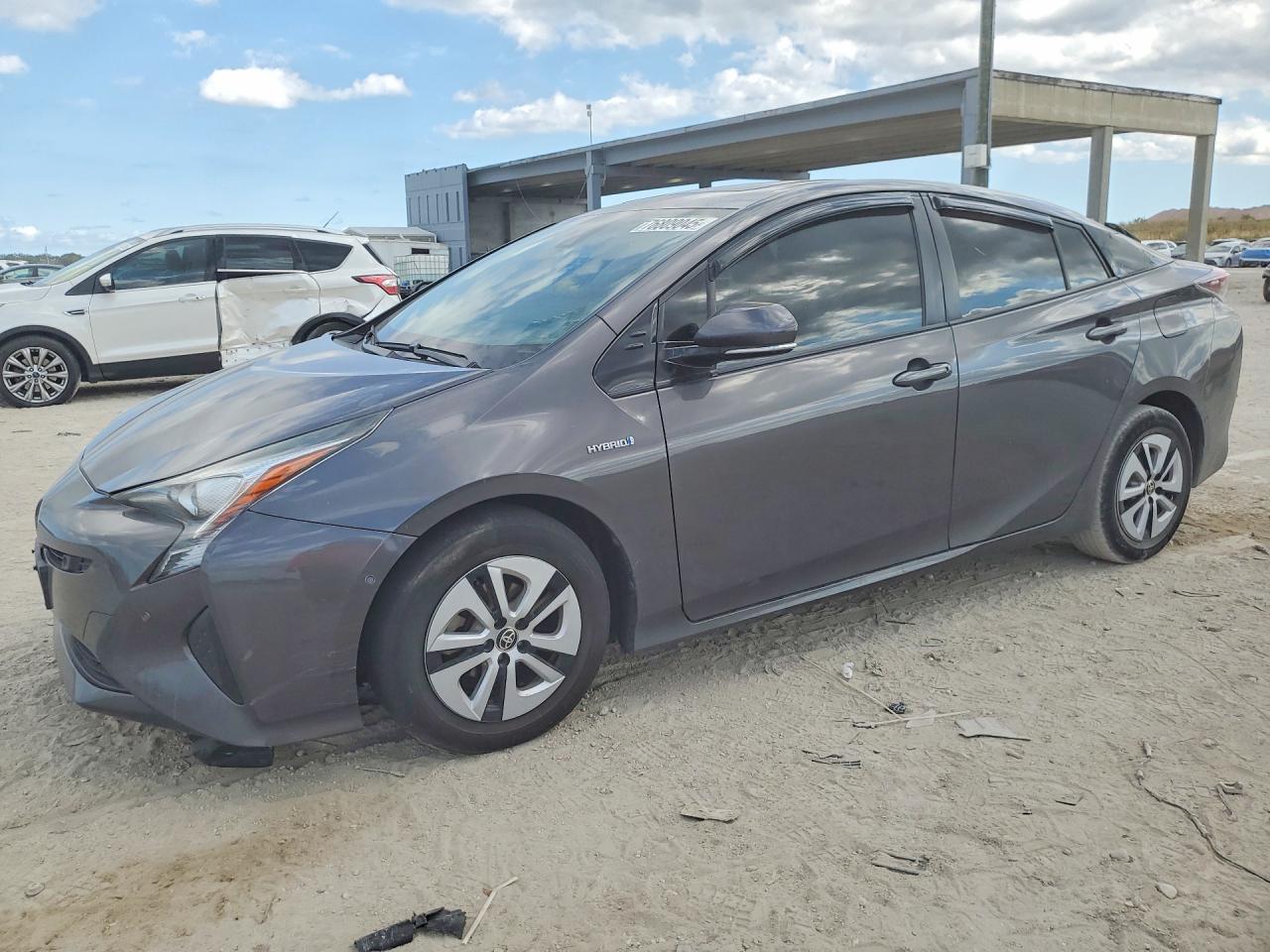 Salvage Toyota Prius Image