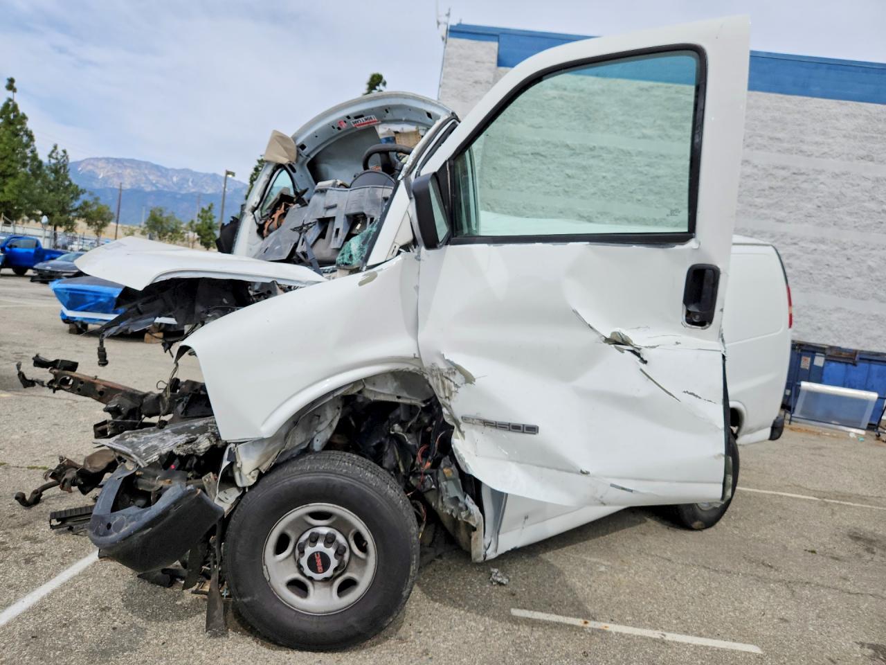 Salvage GMC Savana Image