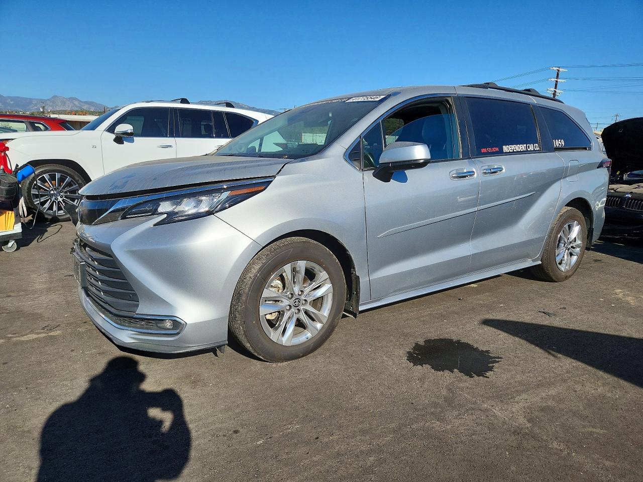 Salvage Toyota Sienna Image