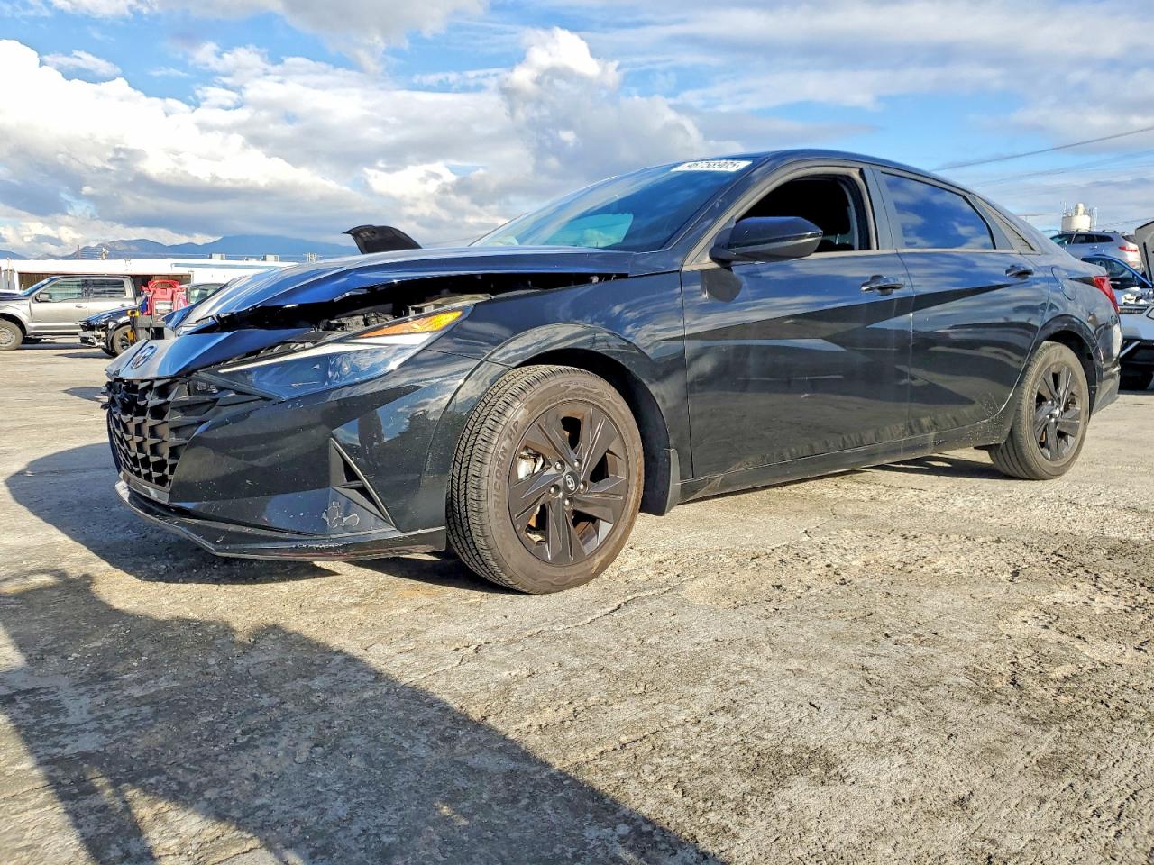 Salvage Hyundai ELANTRA Image