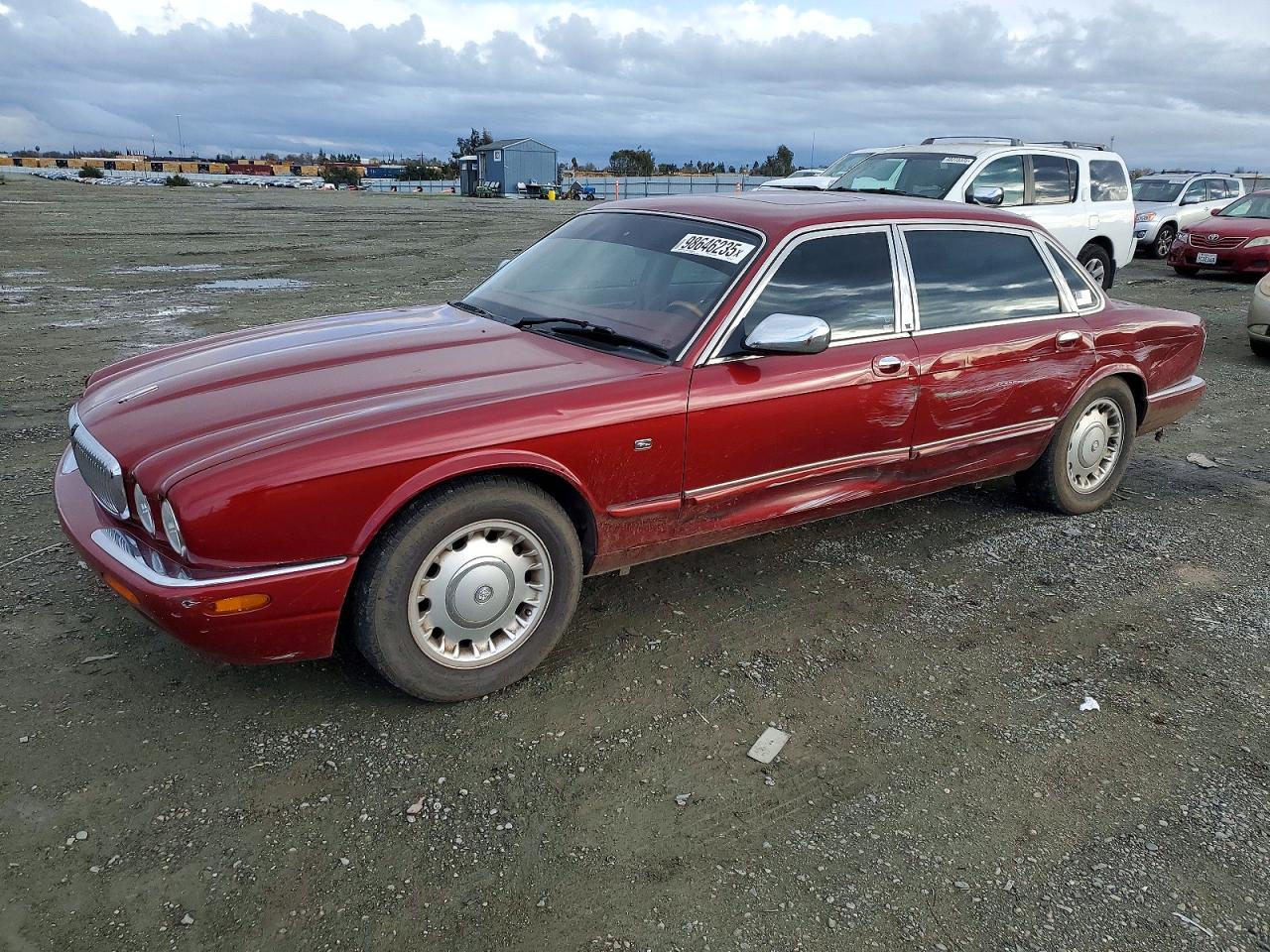Salvage Jaguar XJ Image