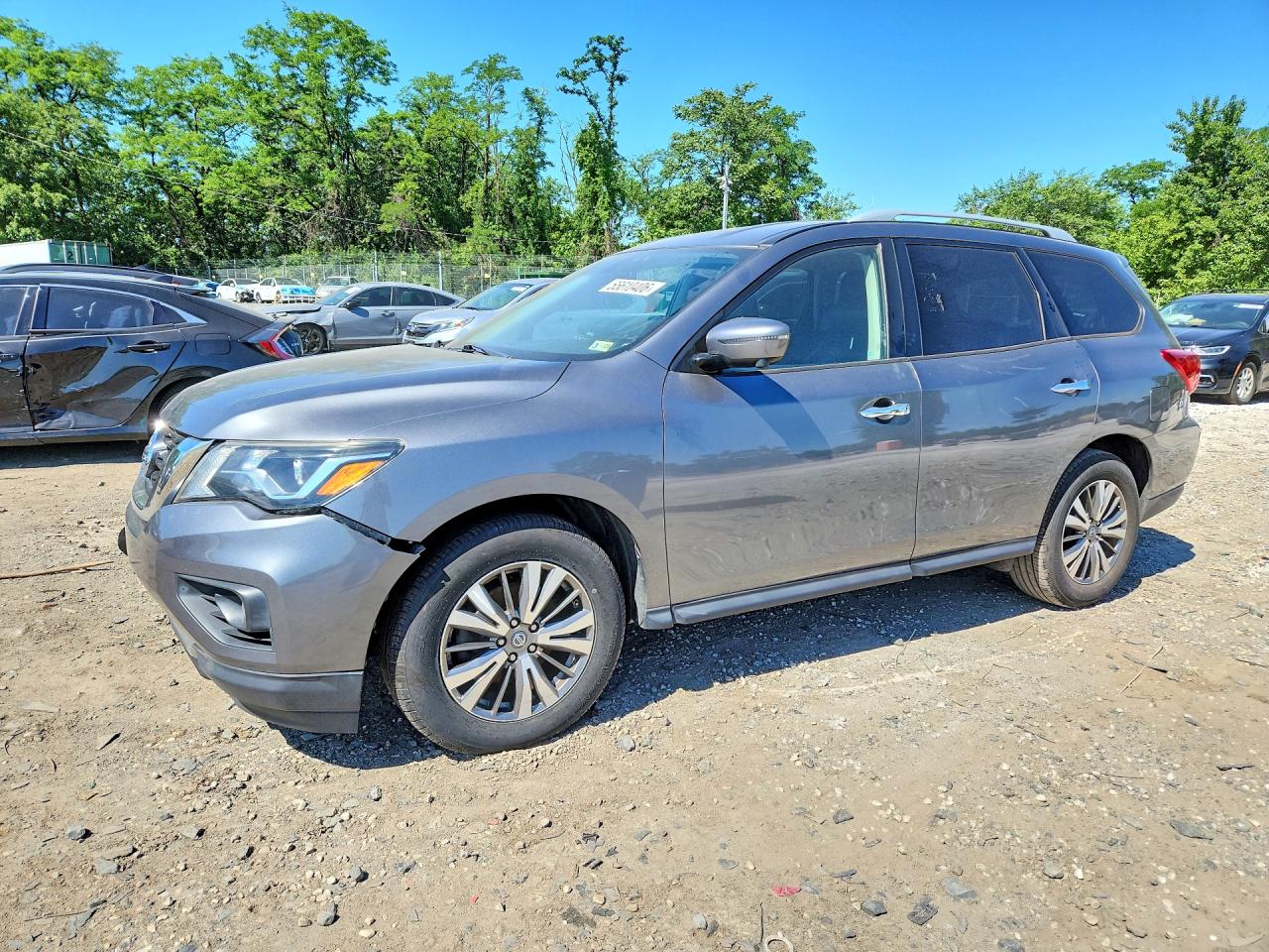 Salvage Nissan Pathfinder Image