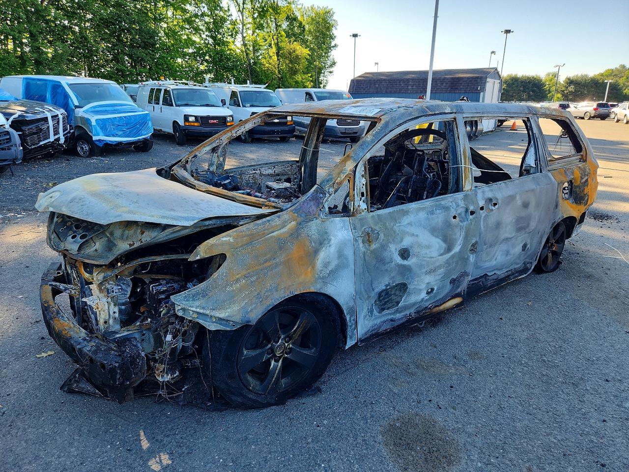 Salvage Toyota Sienna Image