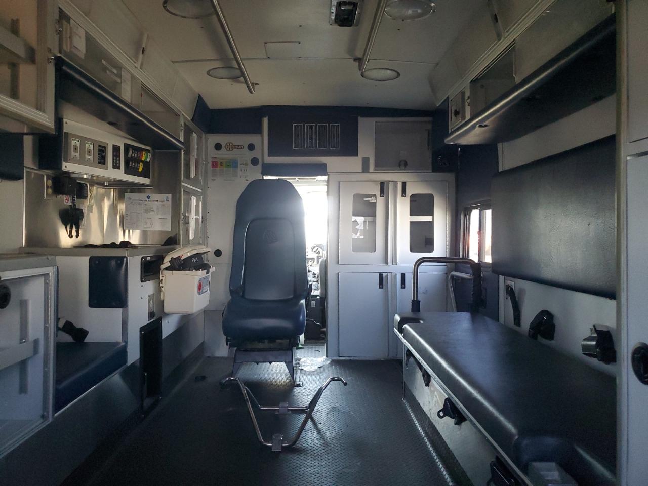 Ford Econoline E450 Super Duty Cutaway Van