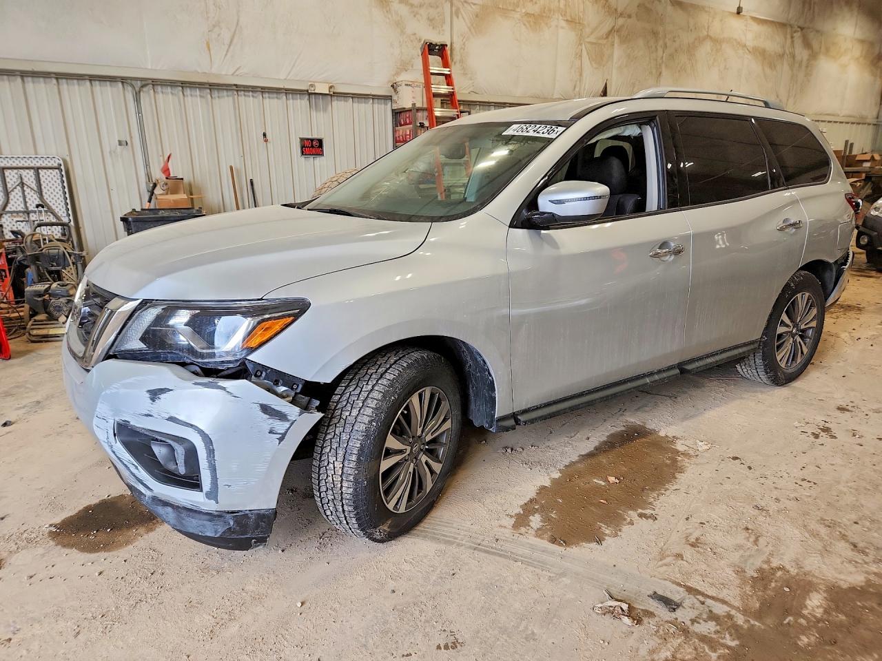 Salvage Nissan Pathfinder Image