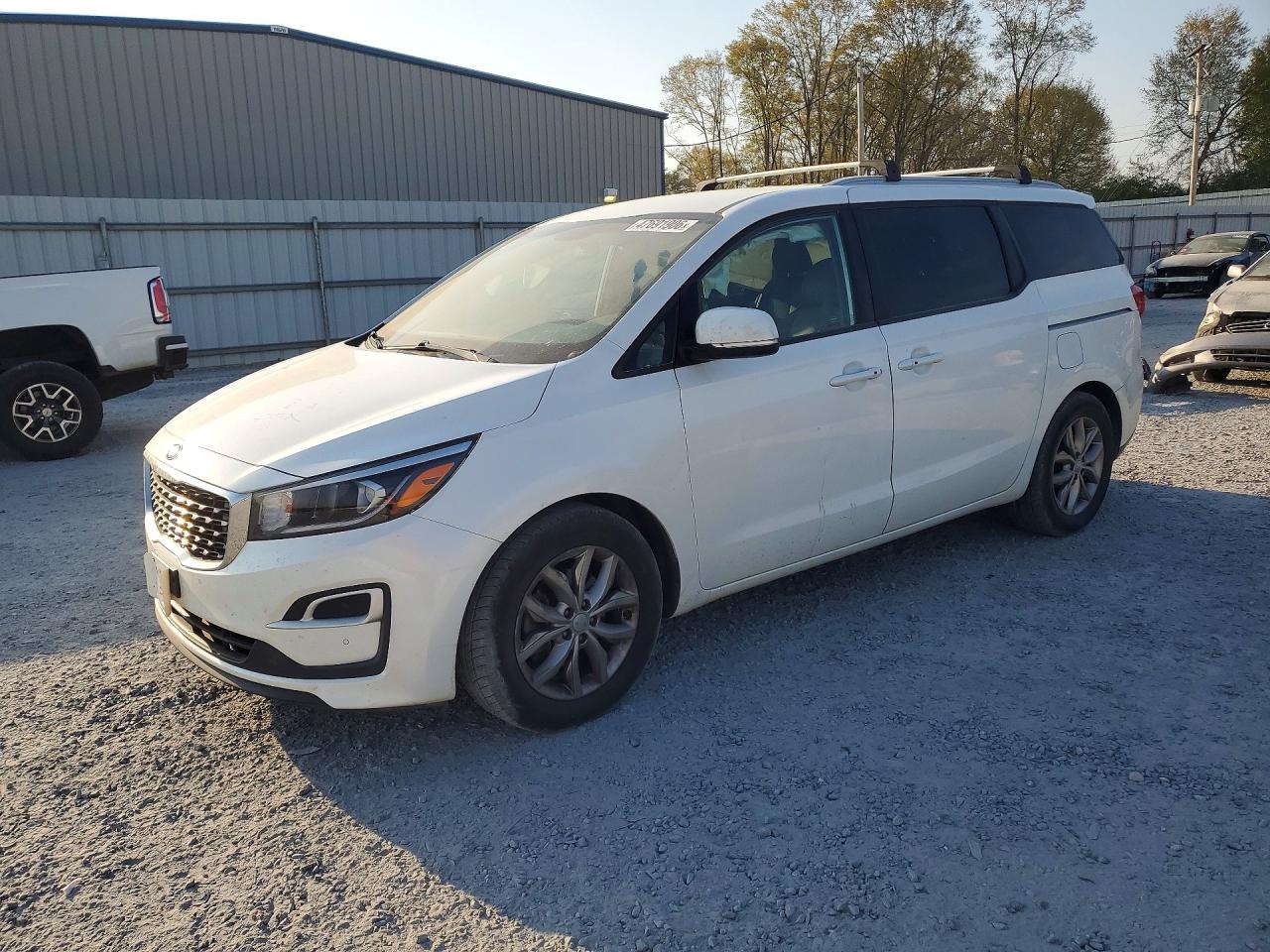 Salvage Kia Sedona Image