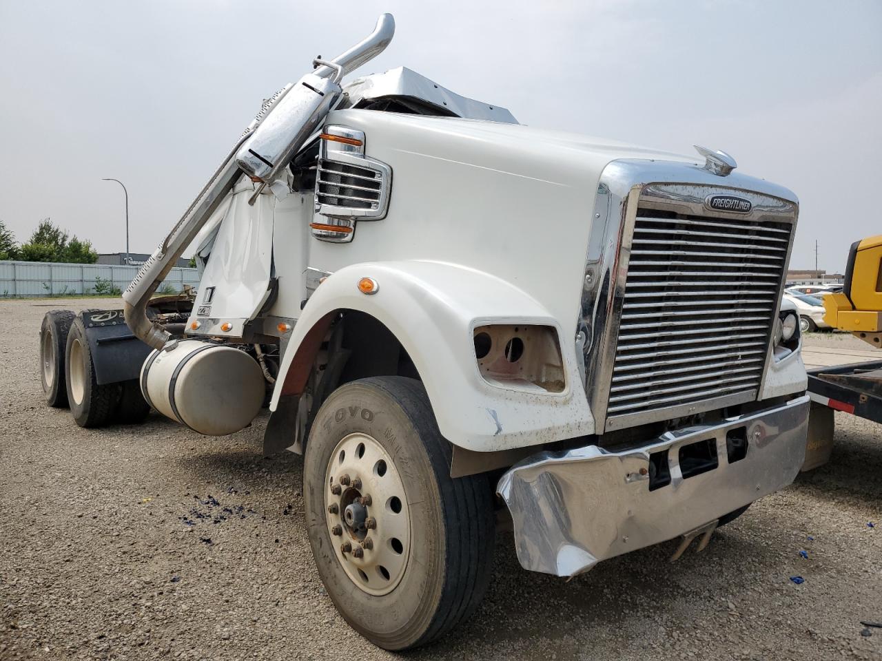 Salvage Freightliner 122sd Image