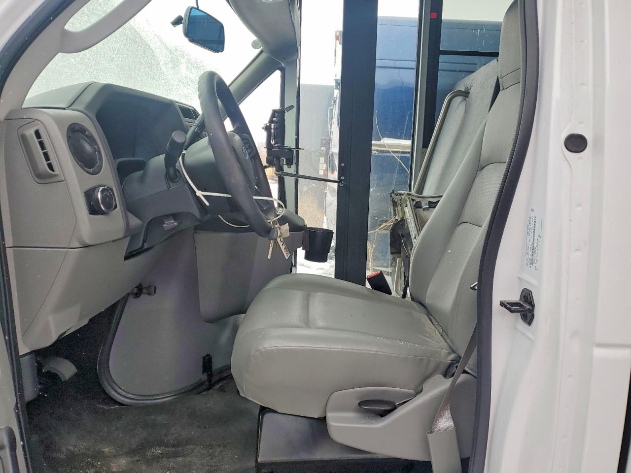 Ford Econoline E350 Super Duty Cutaway Van