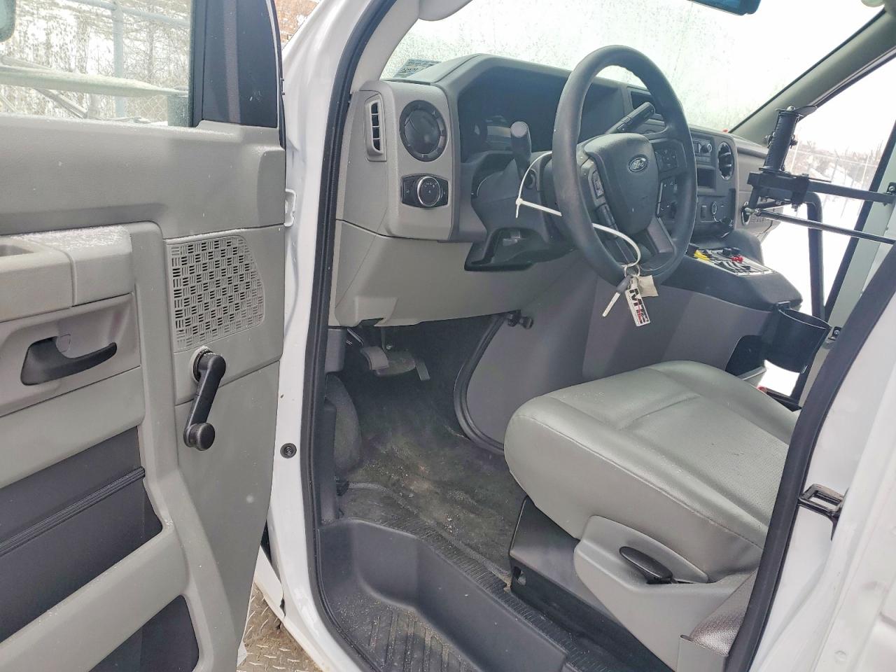 Ford Econoline E350 Super Duty Cutaway Van