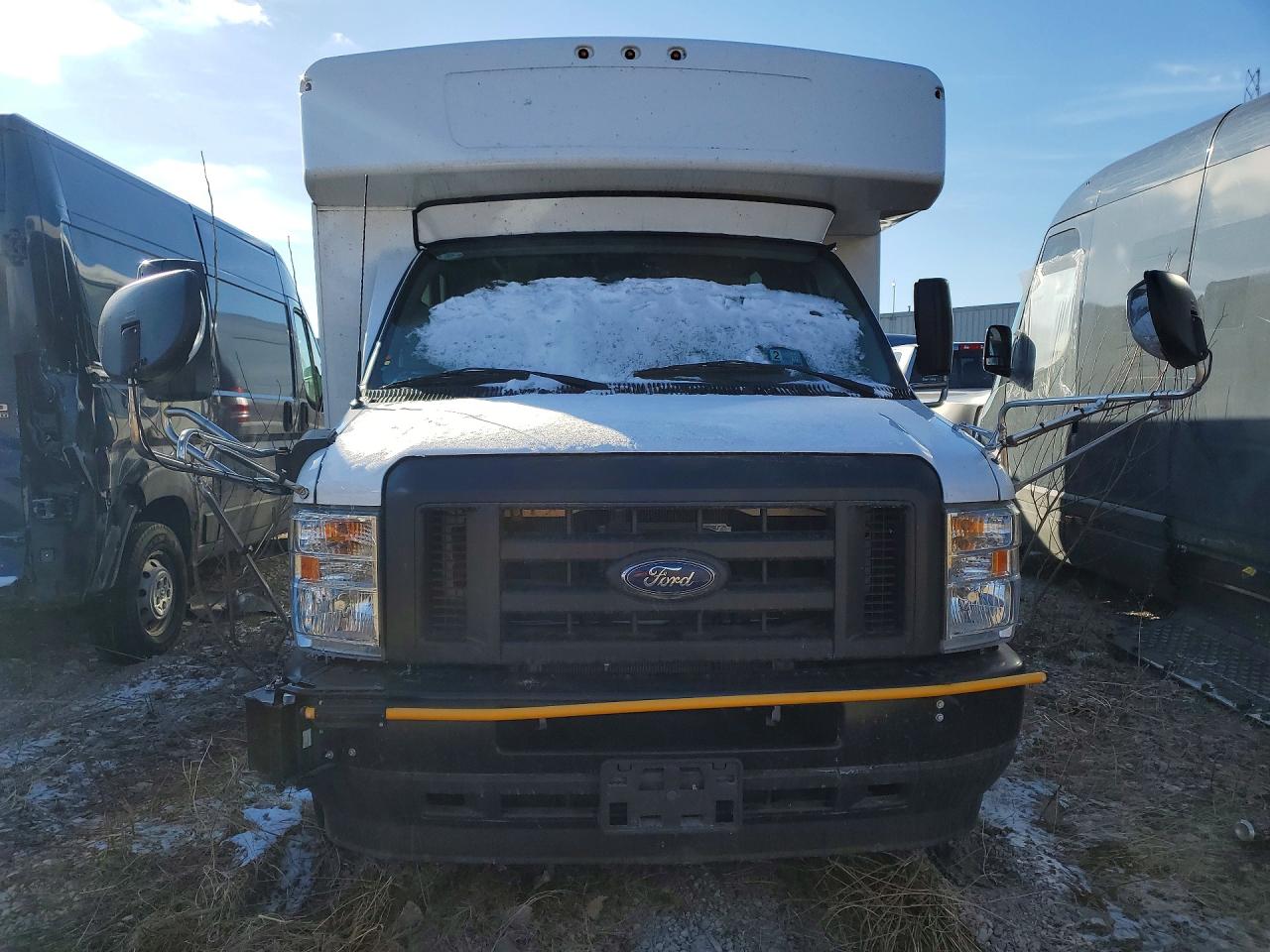 Ford Econoline E350 Super Duty Cutaway Van