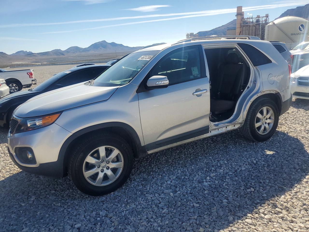Salvage Kia Sorento Image