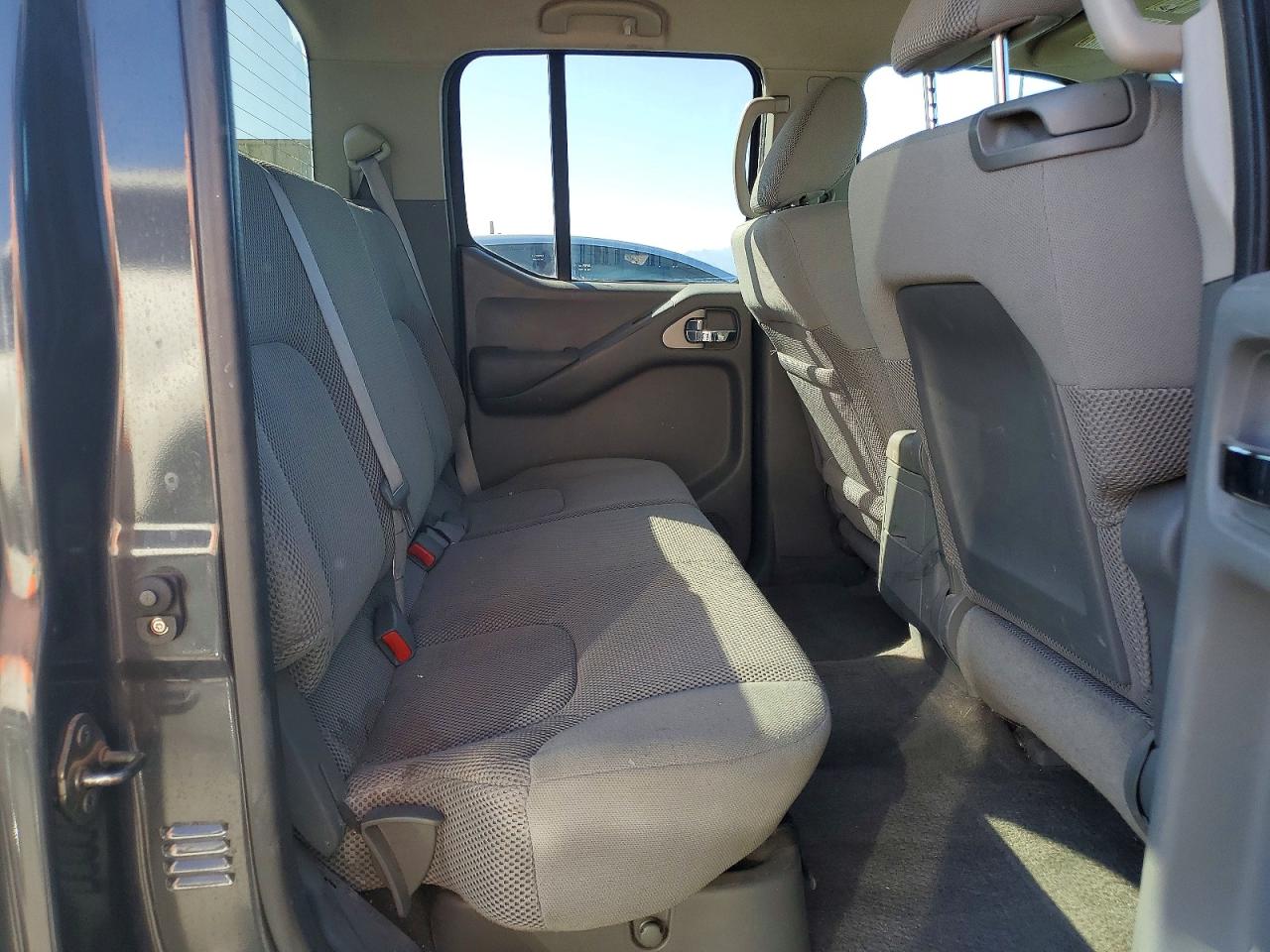 Nissan Frontier Crew Cab Se