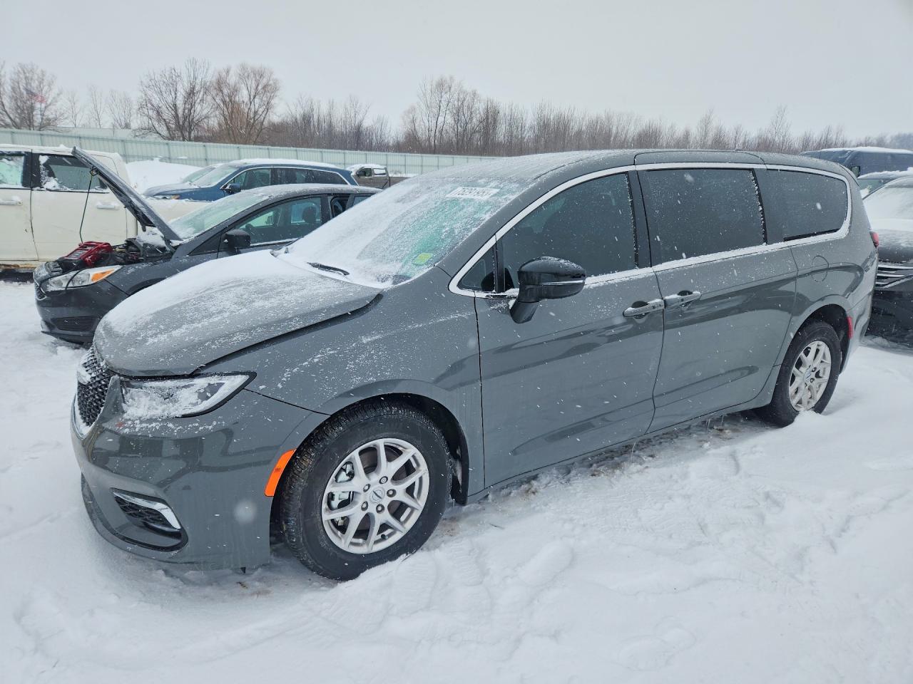 Salvage Chrysler Pacifica Image