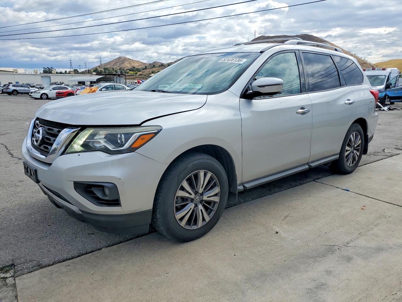 Salvage Nissan Pathfinder Image