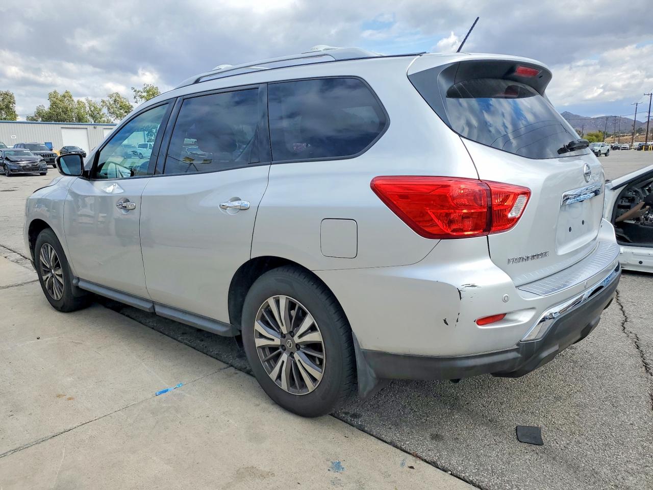 Nissan Pathfinder Sv