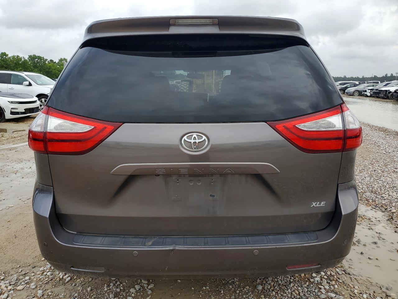 Toyota Sienna Xle 8-passenger