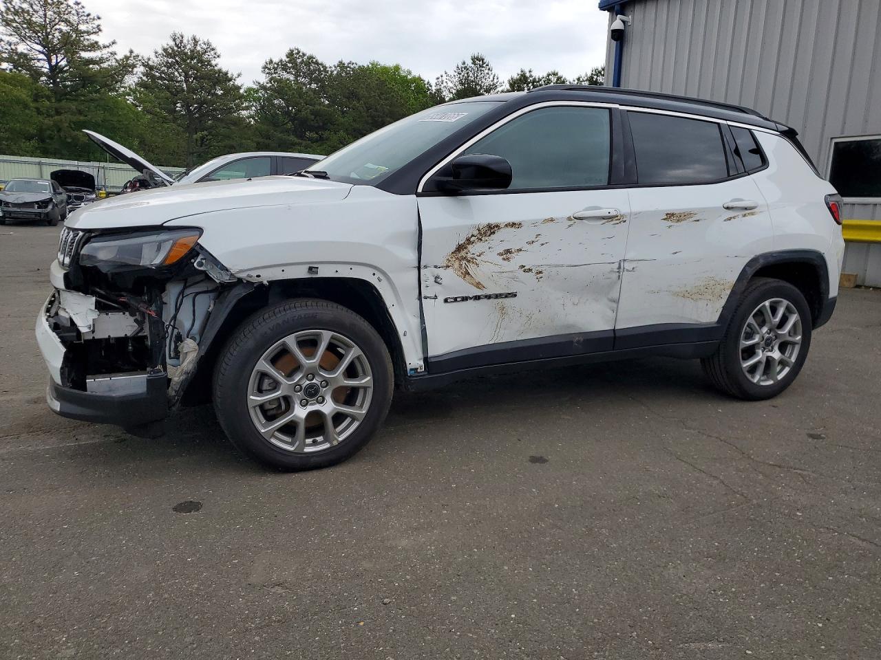 Salvage Jeep Compass Image