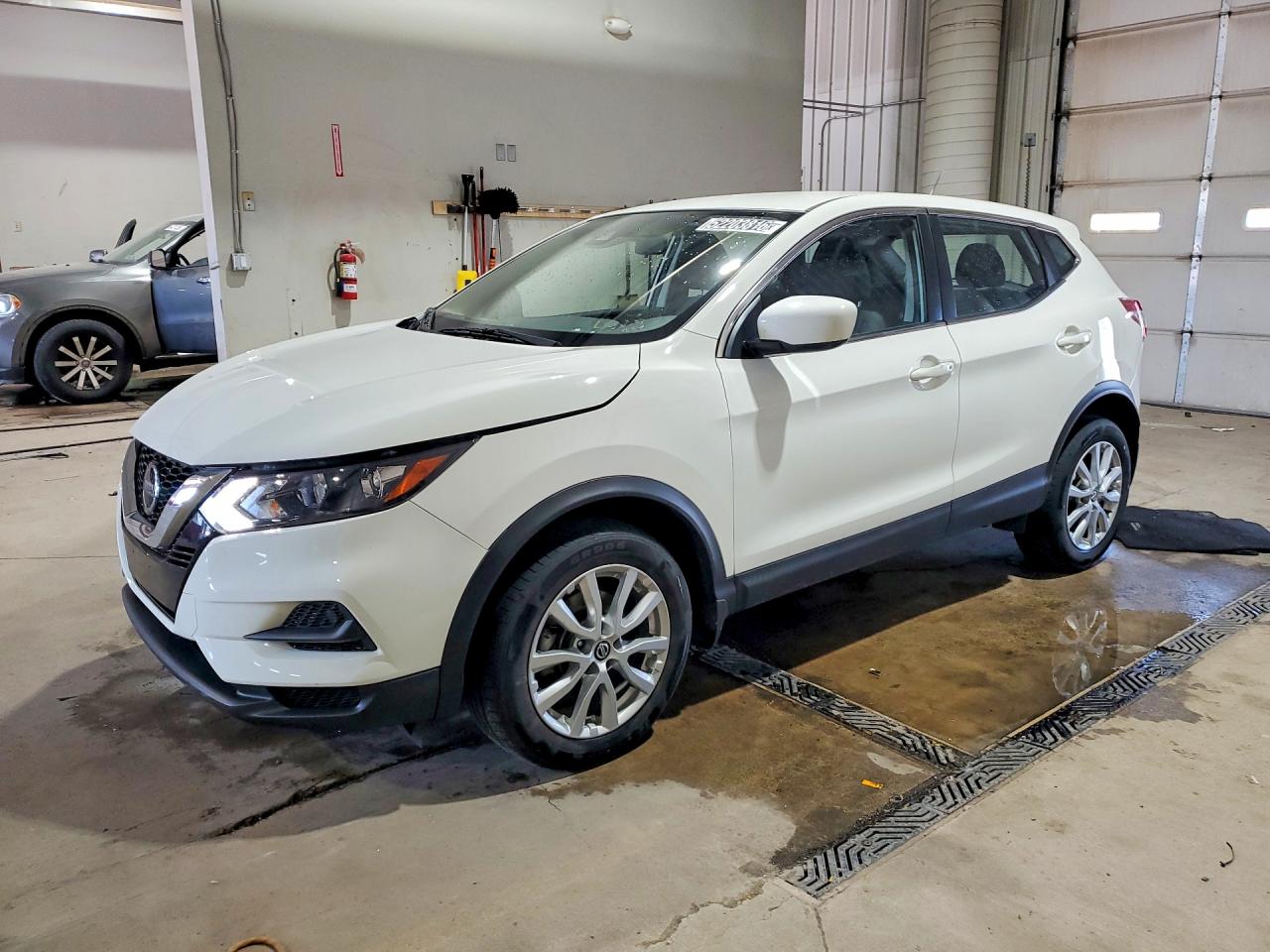 Salvage Nissan Rogue Image