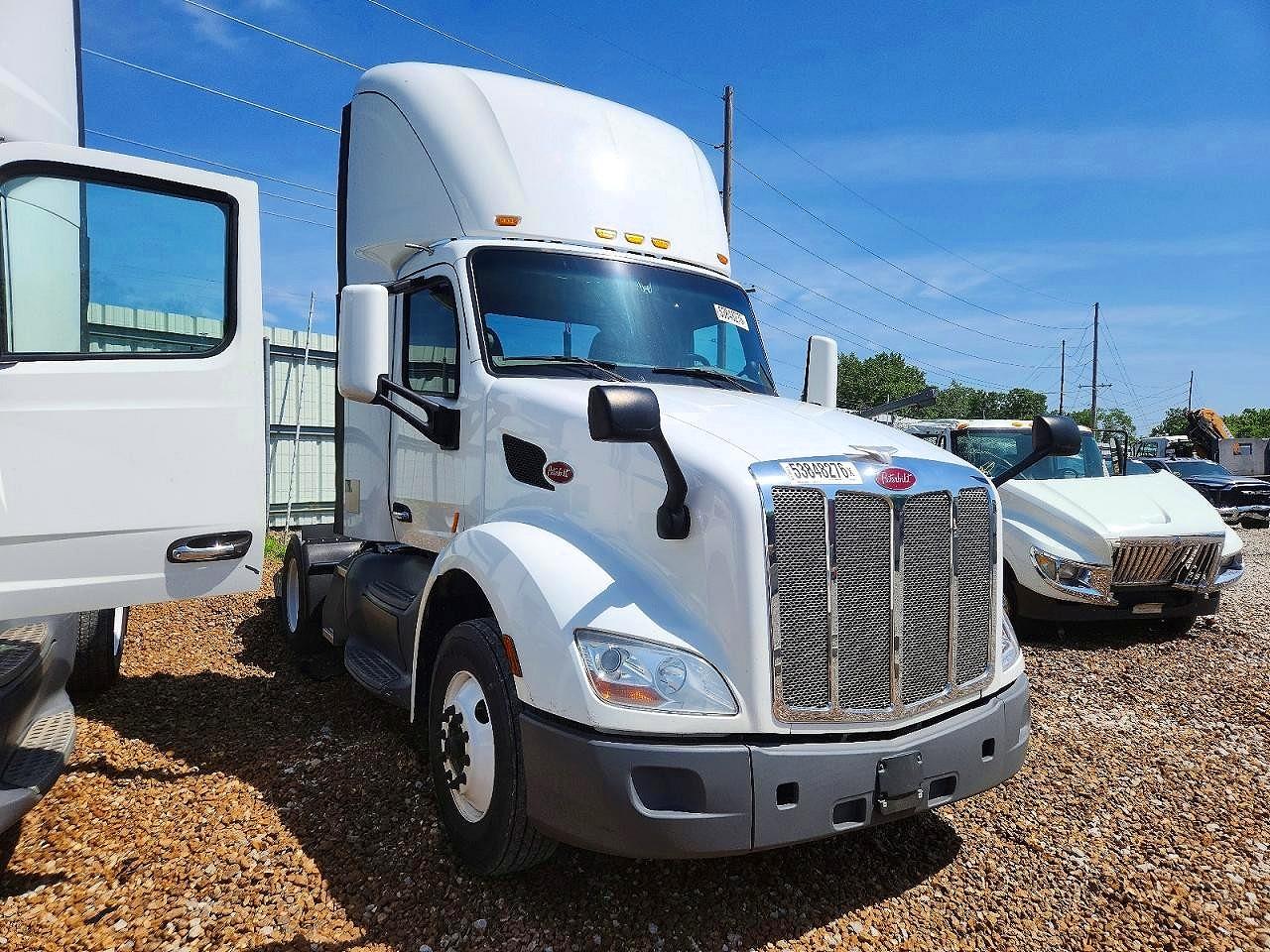 Salvage Peterbilt 579 Image