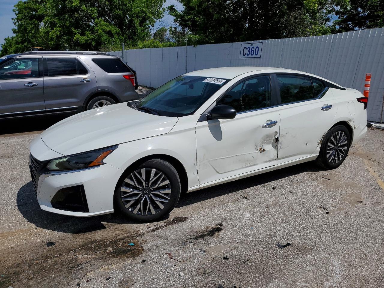 Salvage Nissan Altima Image