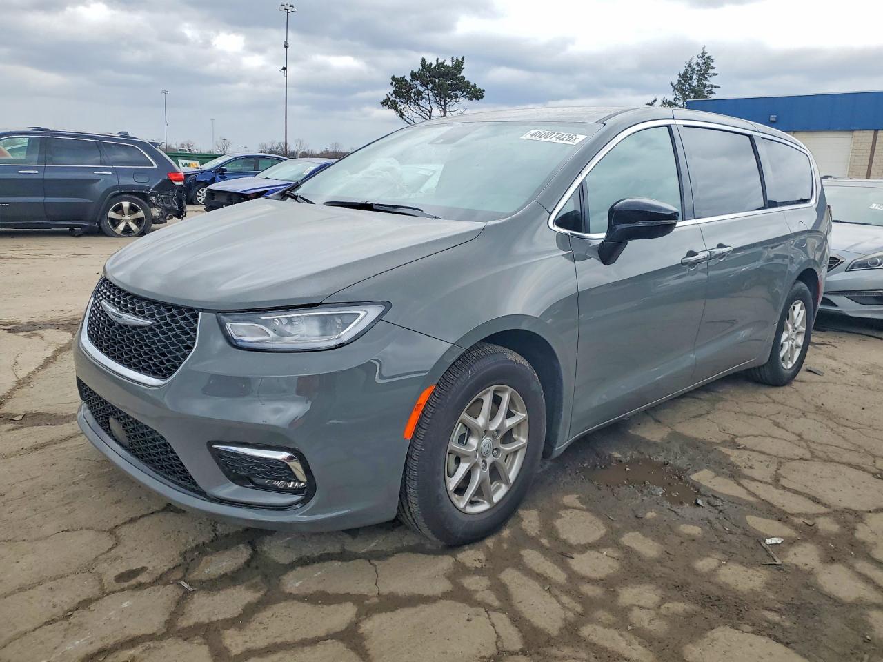 Salvage Chrysler Pacifica Image