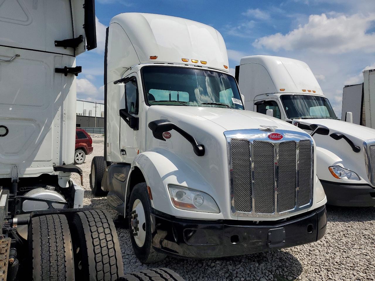 Salvage Peterbilt 579 Image