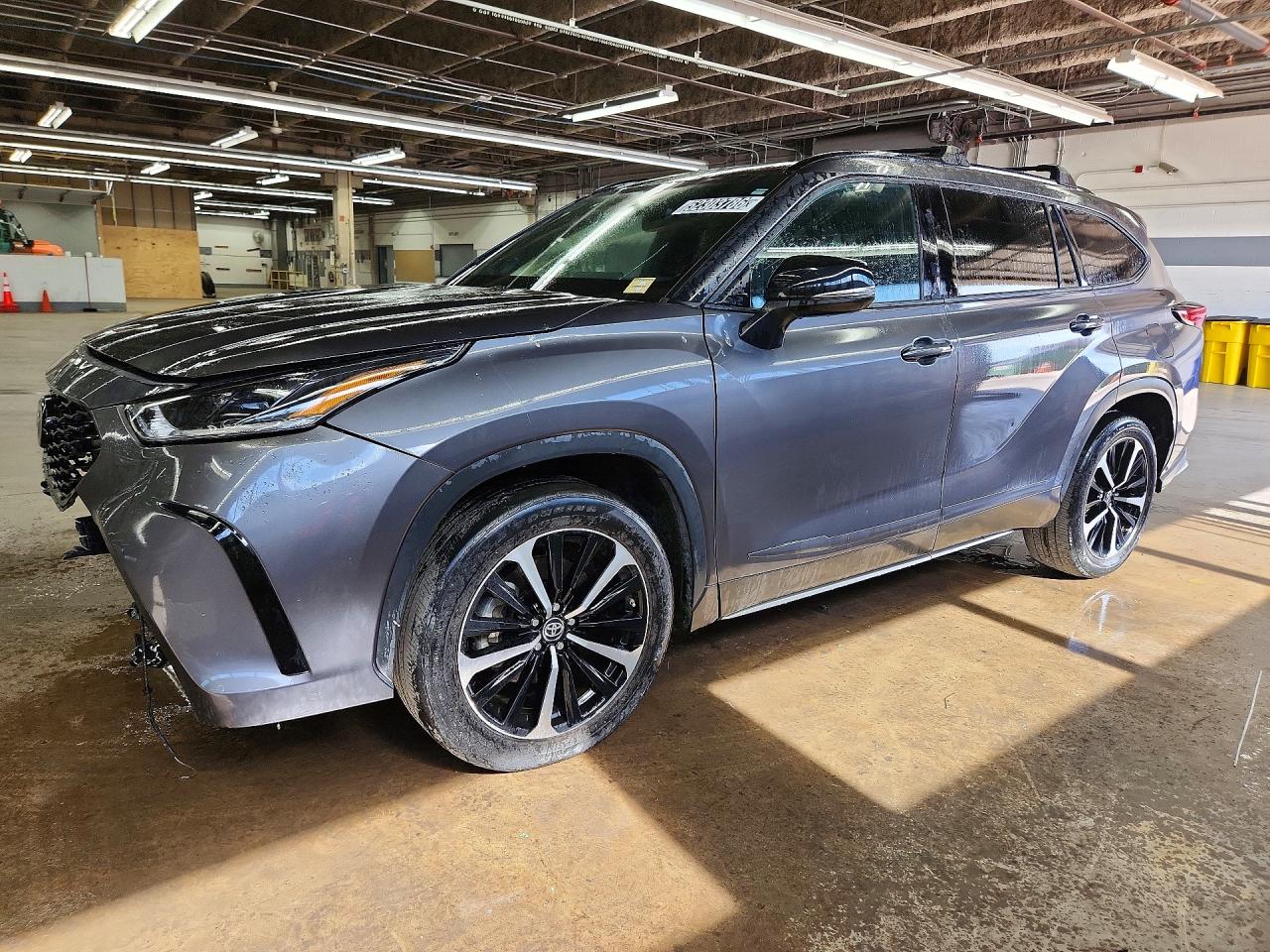 Salvage Toyota Highlander Image