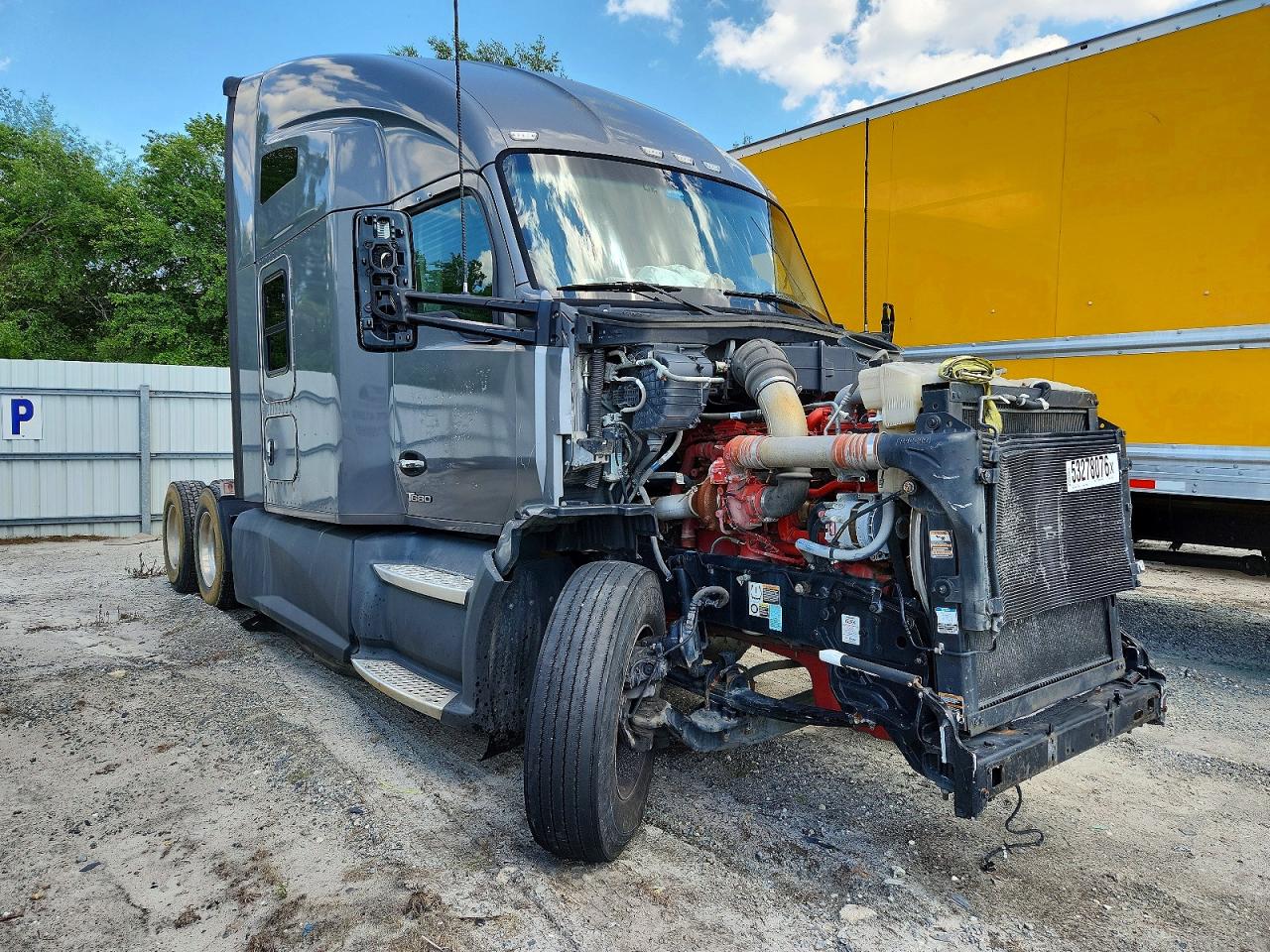 Salvage Kenworth Construction Image