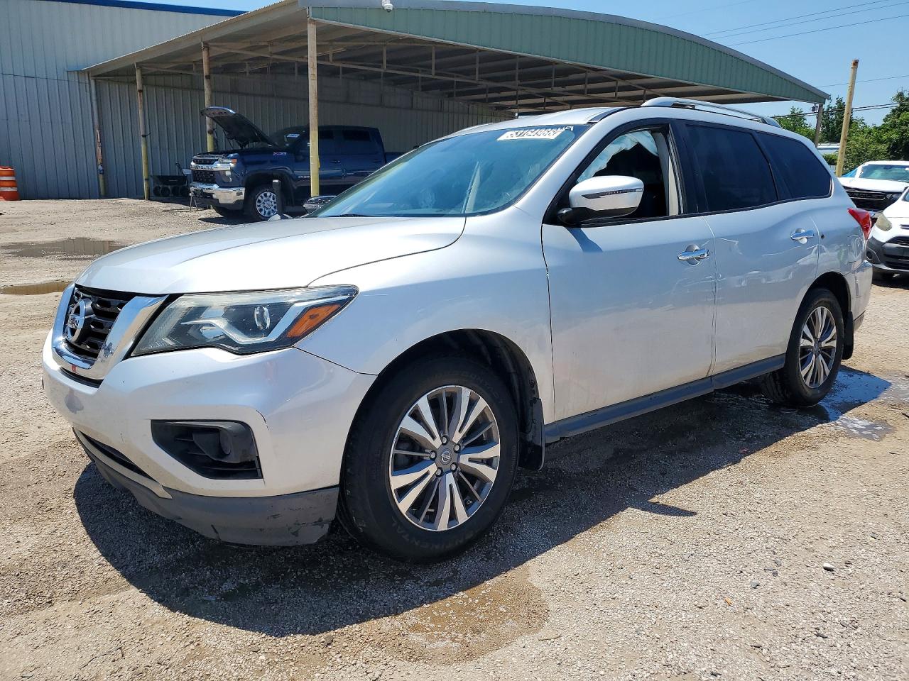 Salvage Nissan Pathfinder Image