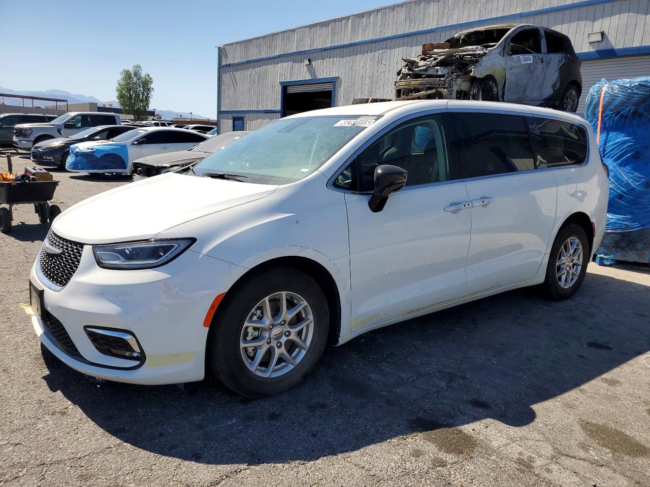 Salvage Chrysler Pacifica Image
