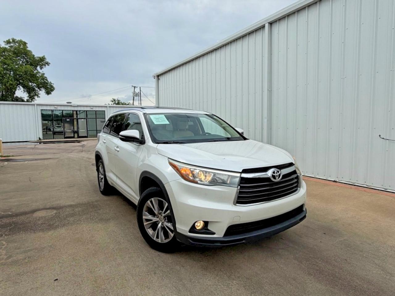 Salvage Toyota Highlander Image